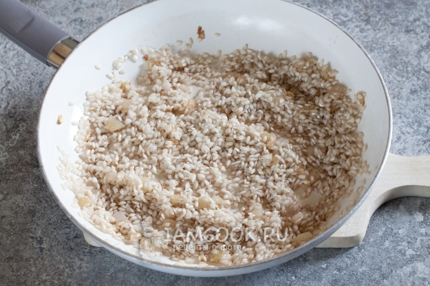 Положить рис