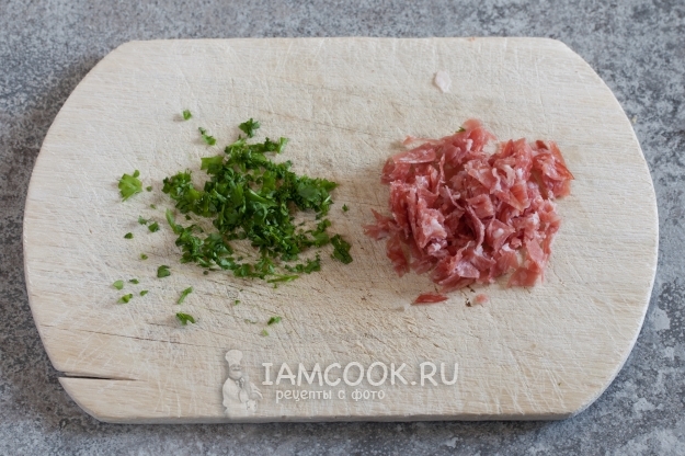 Порезать колбасу и зелень