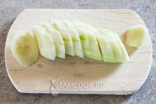 Порезать огурец