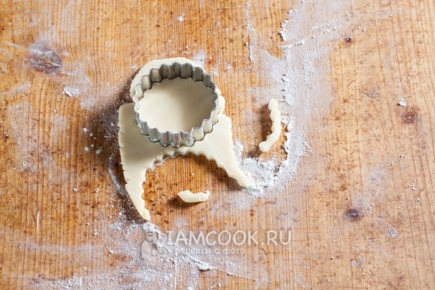 Вырезать из теста фигурки