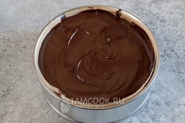 Залить ганашем торт