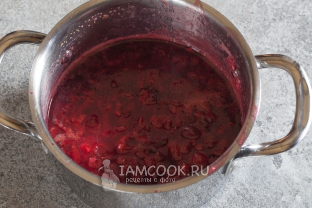 Соединить вишню, воду и крахмал