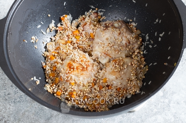 Всыпать рис и гречку