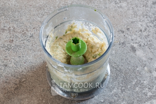 Взбить в чоппере творожно-сырную начинку