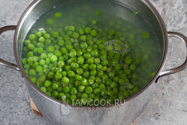 Положить зеленый горошек