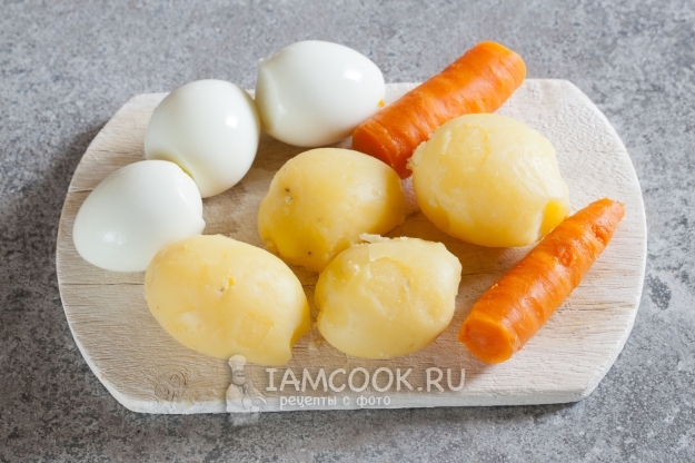 Почистить яйца и овощи