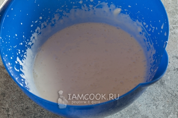 Взбить сметану с сахаром