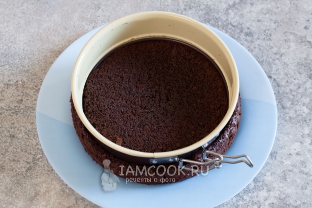 Вырезать необходимую форму коржа