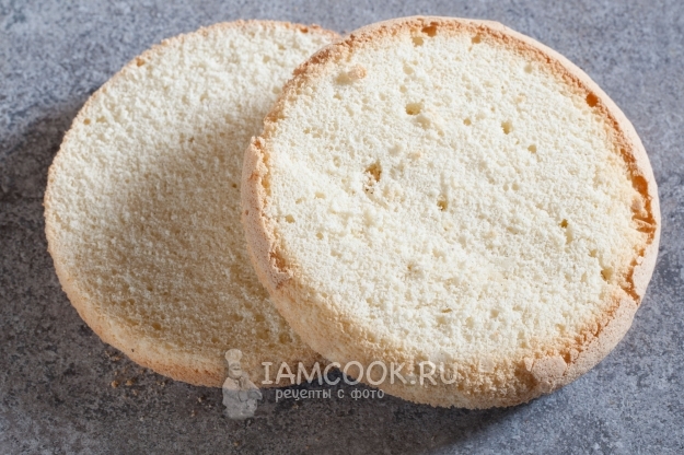 Разрезать бисквит на два коржа