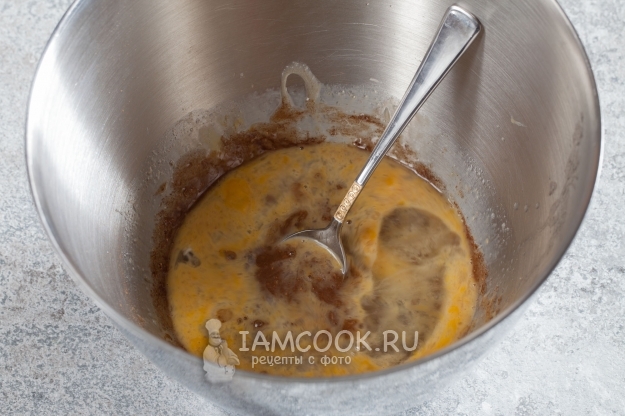 Добавить яйца и лимонный сок