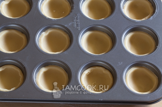 Положить круги теста в формочки