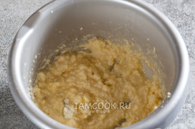 Смешать масло с яйцом и сахаром