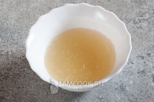 Замочить желатин в воде