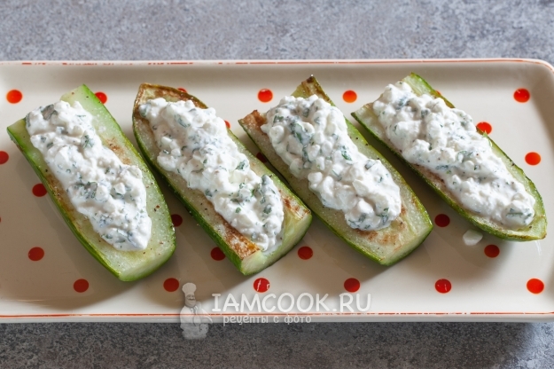 Положить начинку на огурцы