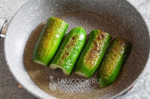 Положить огурцы на сковороду