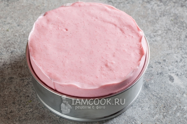Вылить на корж клубничный крем