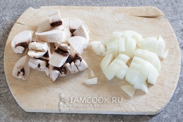 Нарезаем лук и грибы