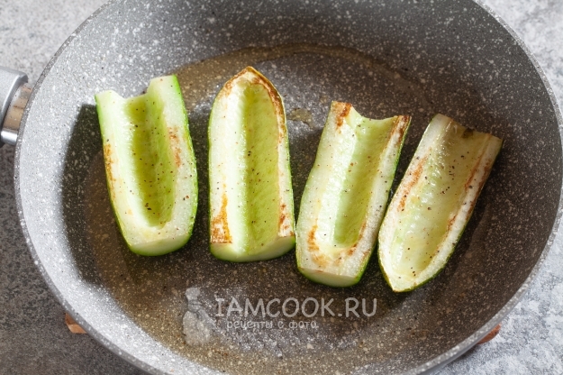 Обжарить огурцы