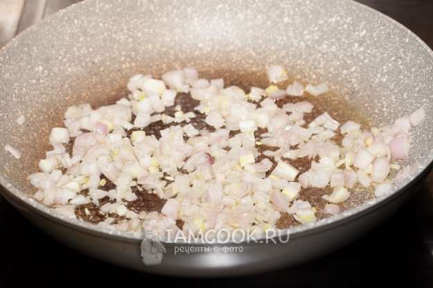 Обжарить лук