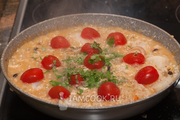 Положить помидоры и петрушку