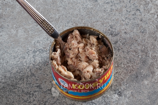 Размять рыбу вилкой