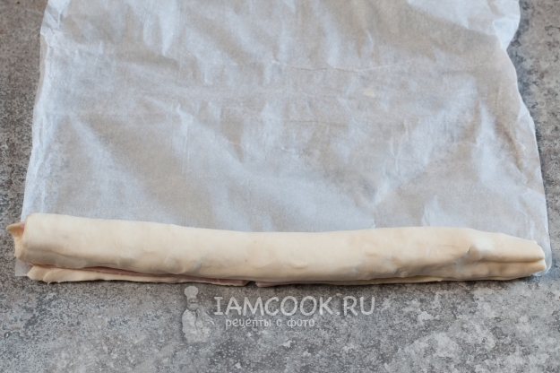 Свернуть тесто в рулет