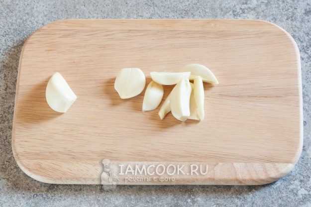 Порезать чеснок