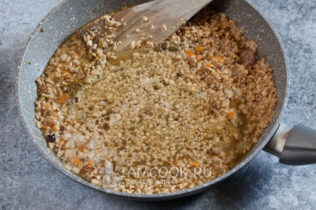 Добавить гречку, воду и соевое мясо