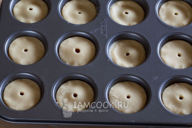 Положить на джем кружочек теста