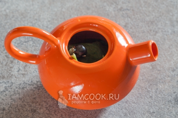 Положить смородину в заварник