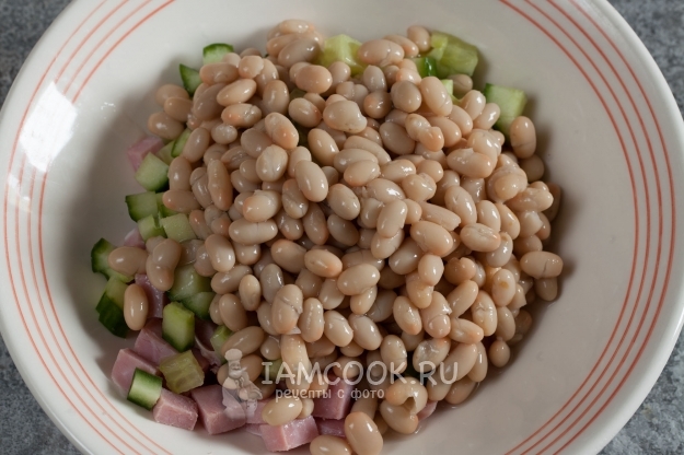 Положить фасоль