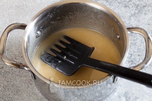 Растопить масло с медом