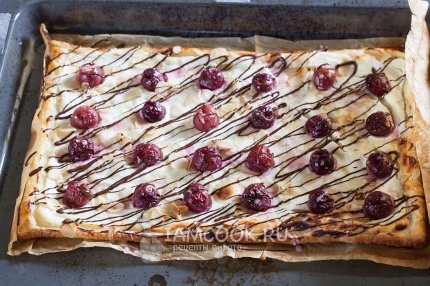 Рецепт пирога из слоеного теста с черешней