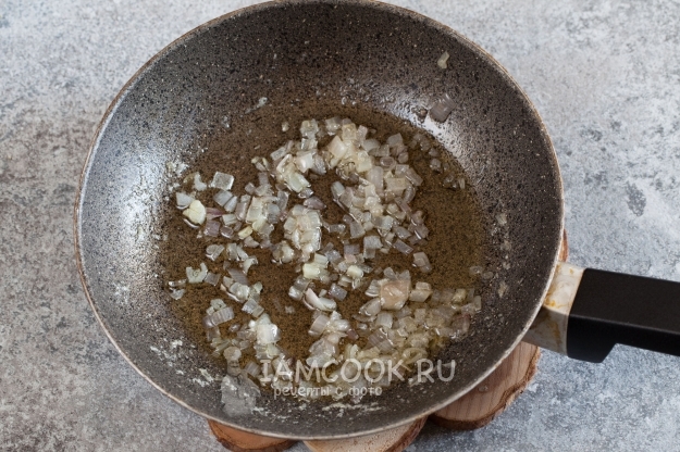 Обжарить лук