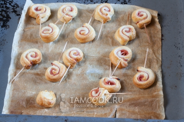 Фото рулетиков из слоеного теста с ветчиной