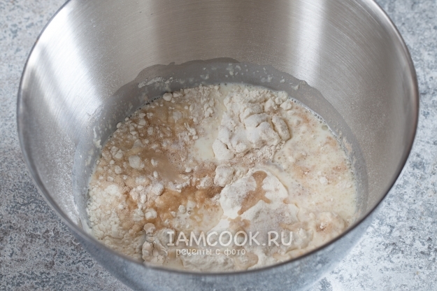 Соединить муку, дрожжи, масло и молоко