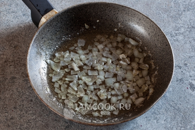Обжарить лук