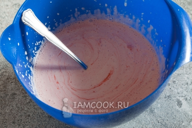 Добавить желатин и клубничное пюре