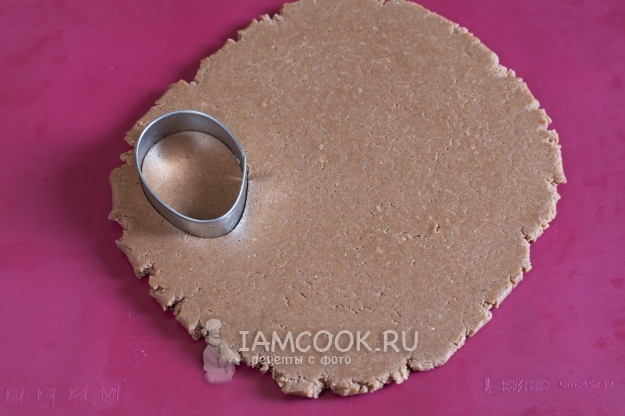 Вырезать из теста овал