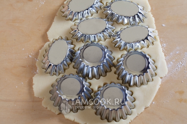 Вырезать из теста заготовки