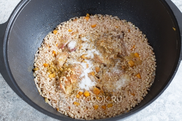 Всыпать соль и специи