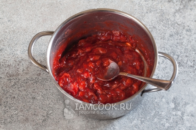 Сварить клубнику с крахмалом и сахаром