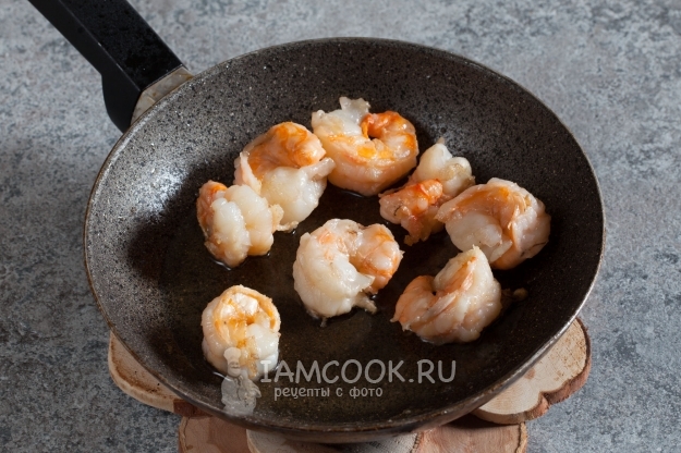 Обжарить креветки