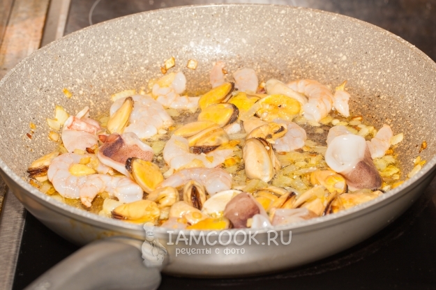 Положить морепродукты