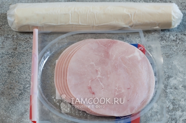 Ингредиенты для рулетиков из слоеного теста с ветчиной