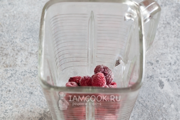 Положить малину в блендер