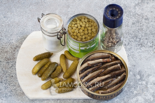 Ингредиенты для салата со шпротами и горошком