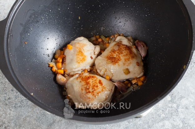 Обжарить овощи с курицей