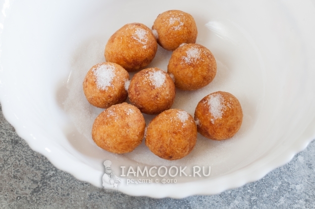 Посыпать шарики сахаром