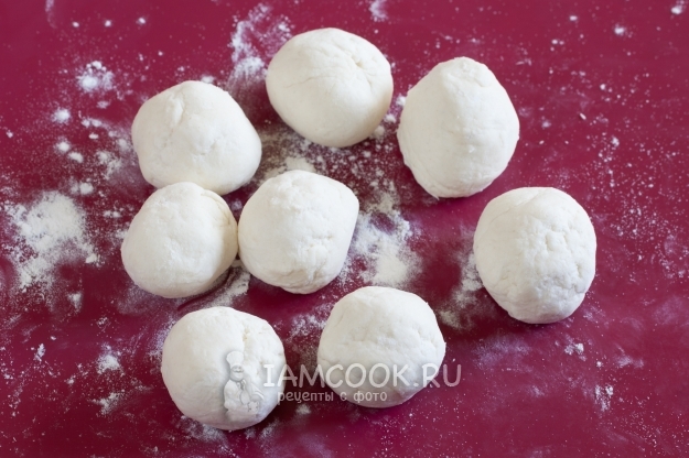 Скатать из теста шарики